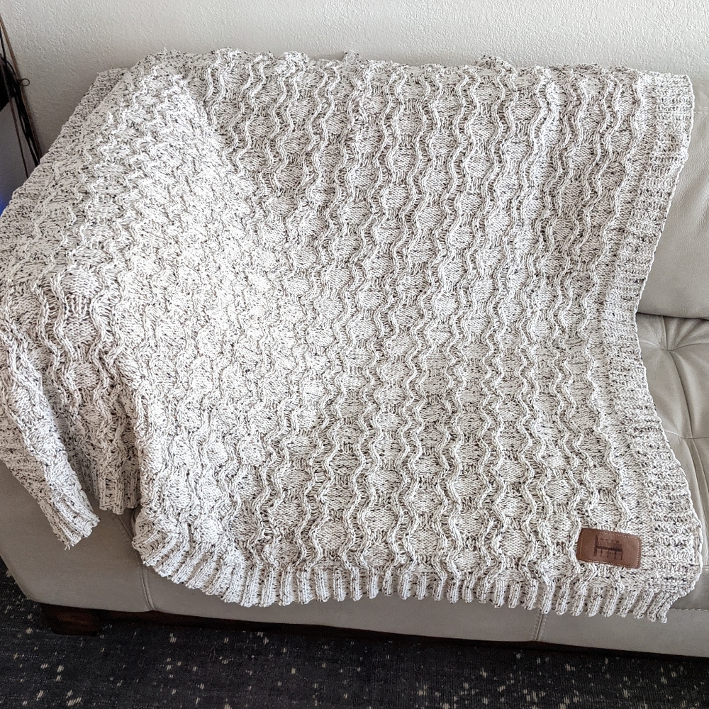 *NEW* Throw blanket in beautiful neutrals